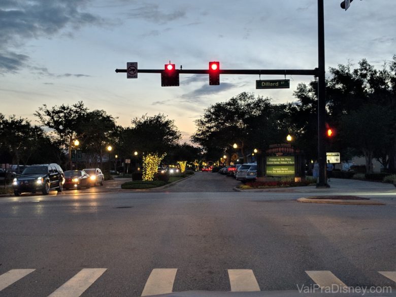 Foto da rua em Winter Garden ao entardecer, com diversos carros passando 