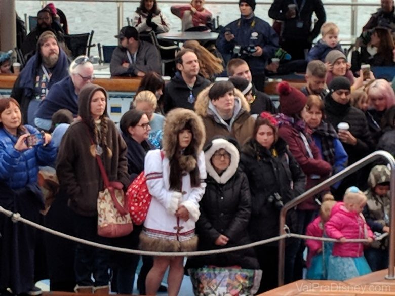 Foto da visitante que sempre usava a mesma roupa da Minnie durante o cruzeiro do Alaska 