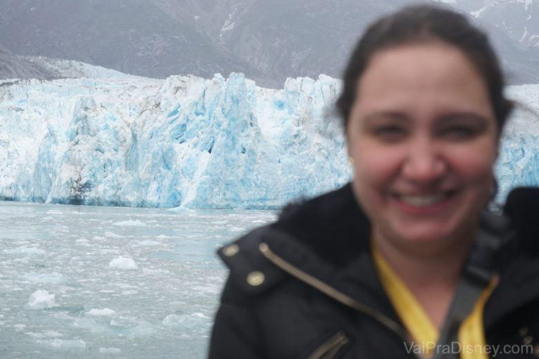 Foto desfocada da Renata sorrindo com a geleira ao fundo 