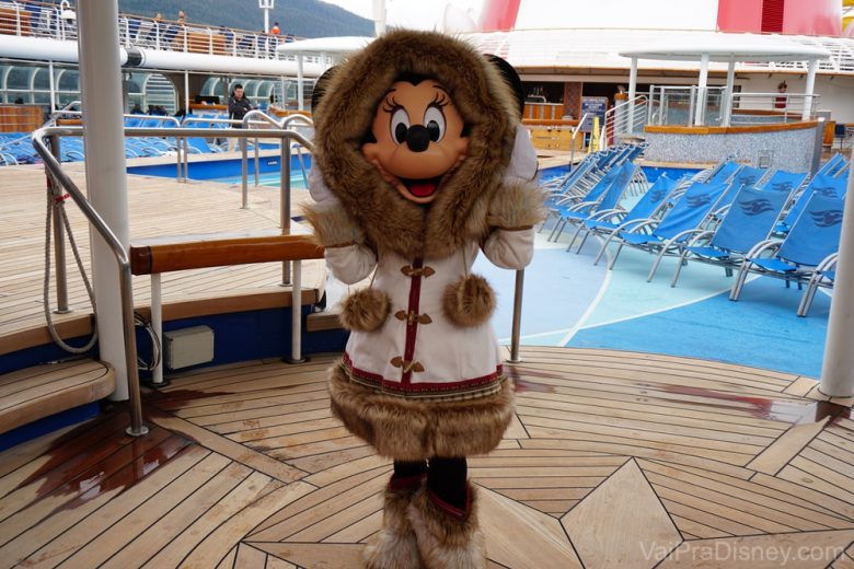 Foto da Minnie com a roupa de frio durante o cruzeiro do Alaska 