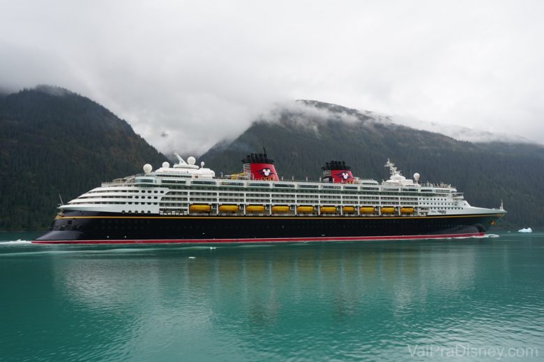 Foto do navio do cruzeiro da Disney no mar do Alaska 