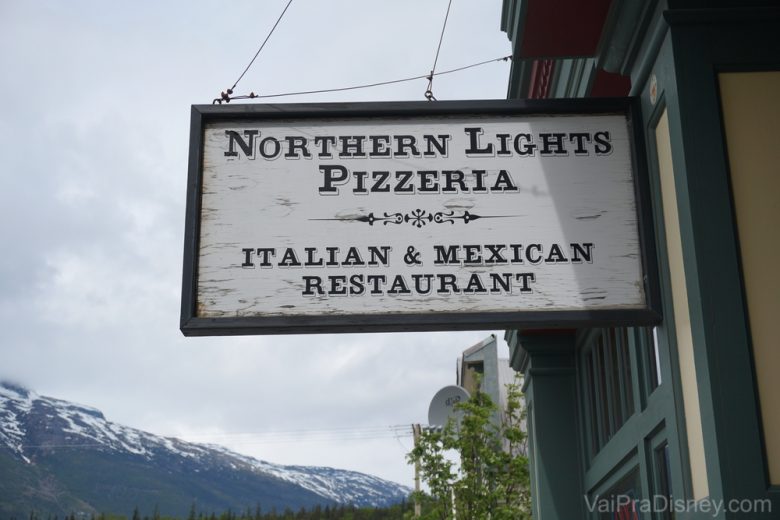 Foto da placa do restaurante Italiano & Mexicano em Skagway