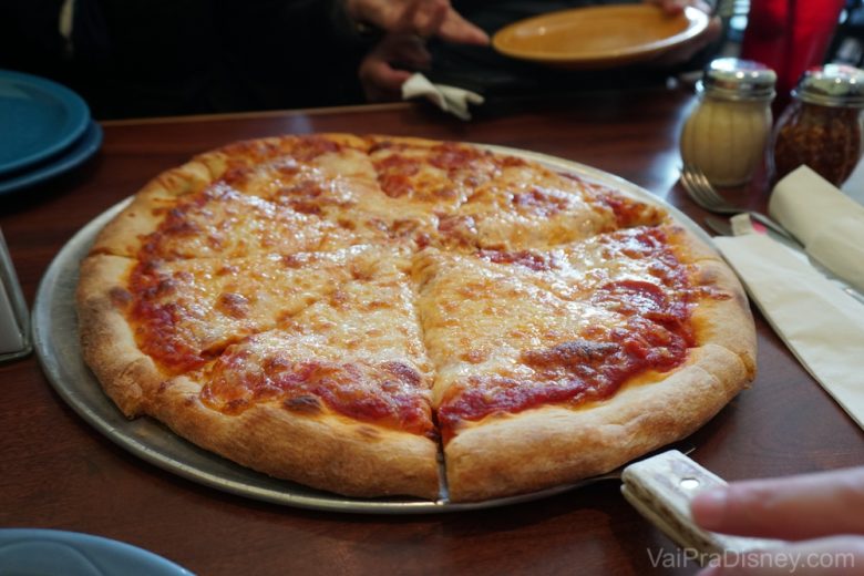 Foto da pizza do restaurante durante o passeio do Alaska 