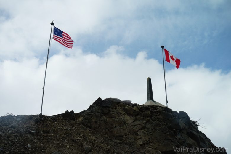 Foto das bandeiras na fronteira entre os Estados Unidos e o Canadá 