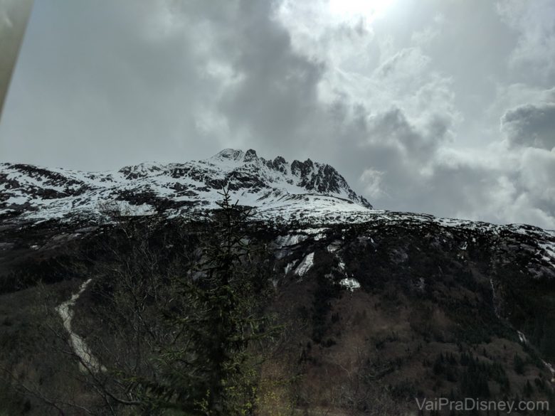 Foto do topo nevado de uma das montanhas.