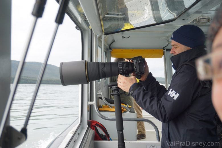 Foto de um visitante no barco com uma câmera profissional, no passeio em Juneau 
