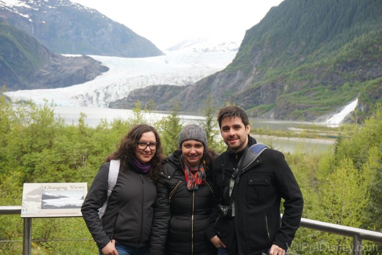 Foto da Monica, da Renata e do Felipe no fim da trilha, com a geleira ao fundo, em Juneau 