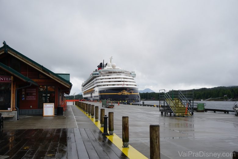 Foto do navio Disney Wonder no porto de Ketchikan. 