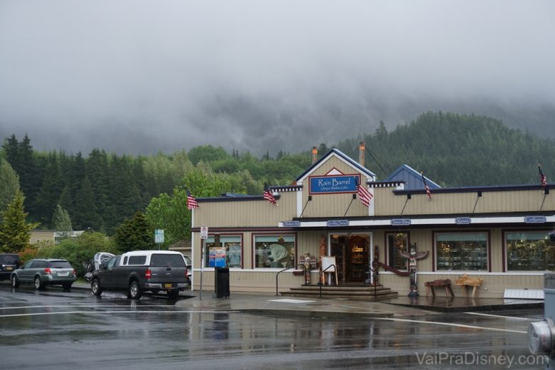 Foto de Ketchikan debaixo de chuva, com as montanhas ao fundo 