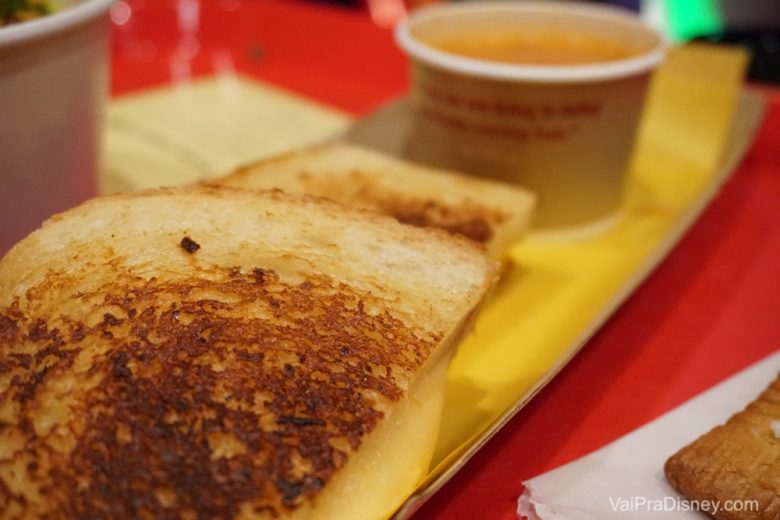 Prato com queijo quente com sopa de tomate do Woody's Lunch Box