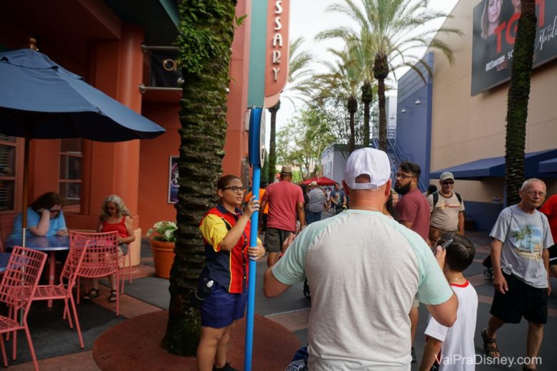 O fim da fila da Slinky Dog Dash chegando até o ABC Comissary, que é do outro lado do parque 