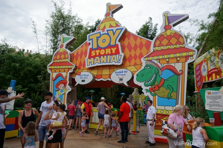 Foto da entrada da atração Toy Story Mania que foi reformada para o lançamento da Toy Story Land