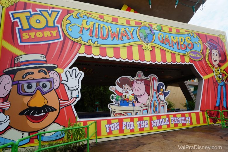 Foto do painel para tirar fotos perto do Toy Story Mania, decorado com um circo e com os personagens no carrinho da atração 