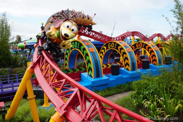 Foto da montanha-russa Slinky Dog Dash, a principal novidade da Toy Story Land, com o carrinho em formato do Slinky, o cachorro 