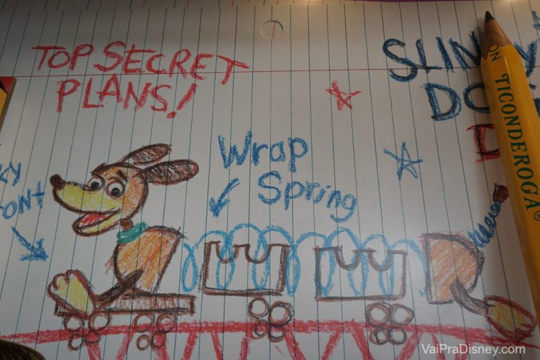 Decoração na fila do Slinky Dog Dash, imitando um desenho de criança feito em lápis de cor 