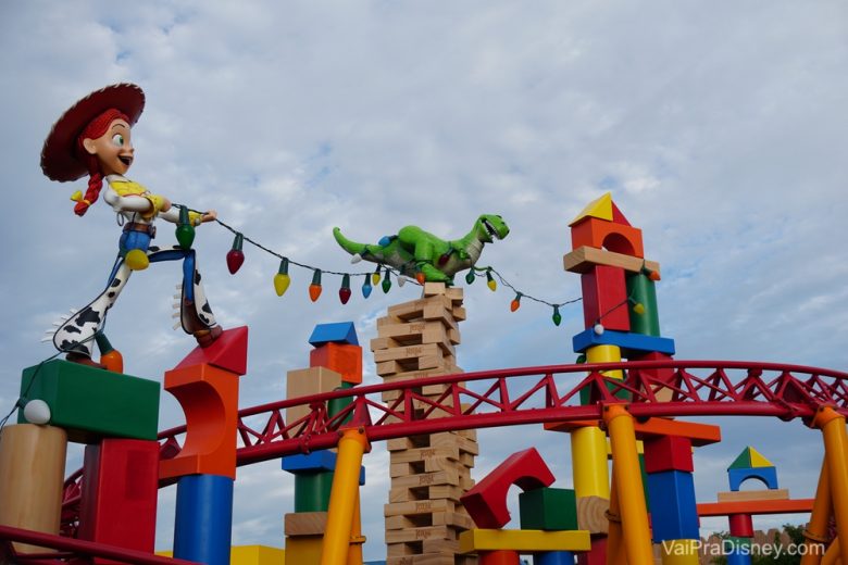 Foto da decoração de Toy Story ao redor dos trilhos na Slinky Dog Dash 