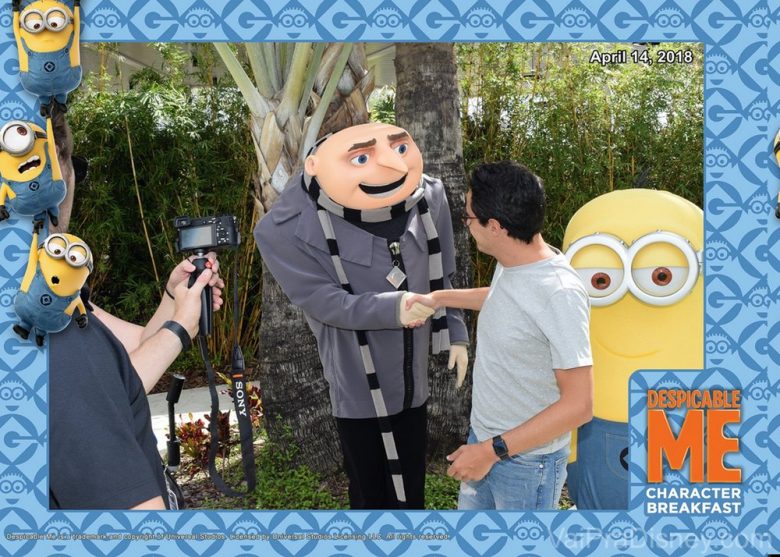 Foto do Henrique apertando a mão do Gru, com um dos minions atrás 