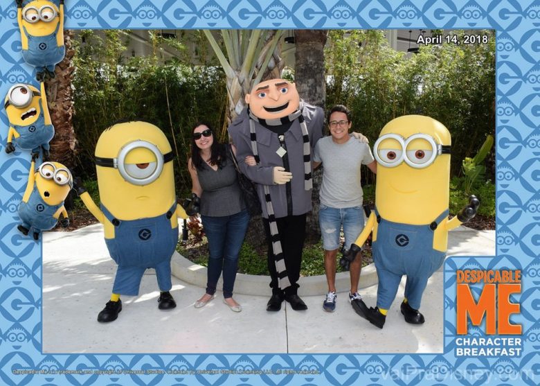 Foto da Renata e do Henrique com o Gru e os Minions durante o café da manhã com os personagens de Meu Malvado Favorito na Universal 