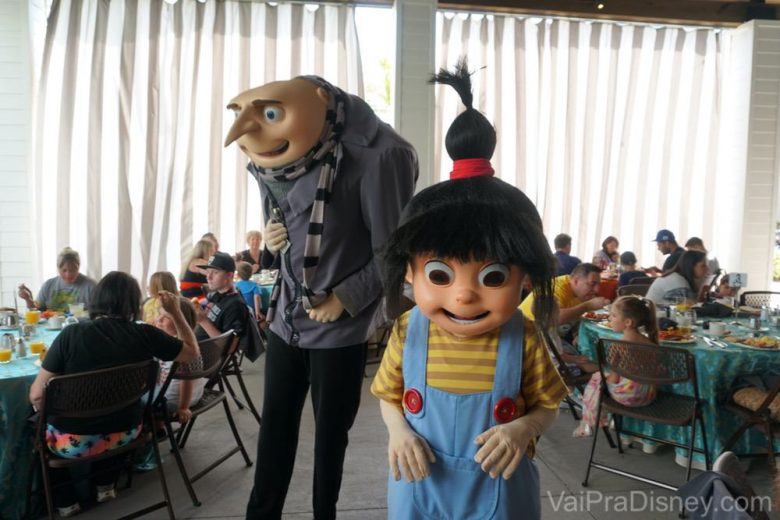 Foto do Gru com a filha Agnes passando entre as mesas para tirar fotos com os visitantes 