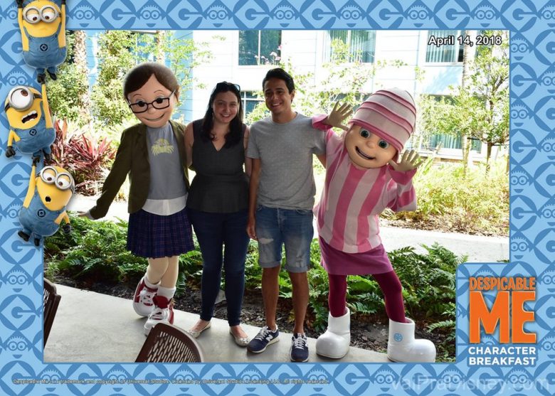 Foto da Renata e do Henrique com as filhas do Gru no café da manhã com os personagens de Meu Malvado Favorito