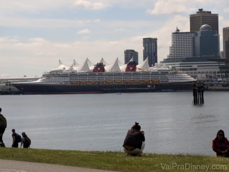 Foto do navio de cruzeiro no porto de Vancouver, com prédios ao fundo 