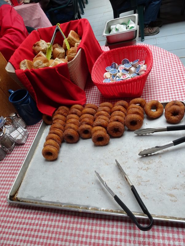 Foto dos pães e donuts do almoço durante o Yukon Discovery Tour 