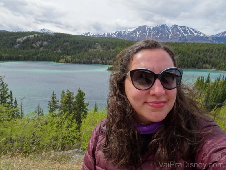 Foto da Monica em frente ao Emerald Lake 