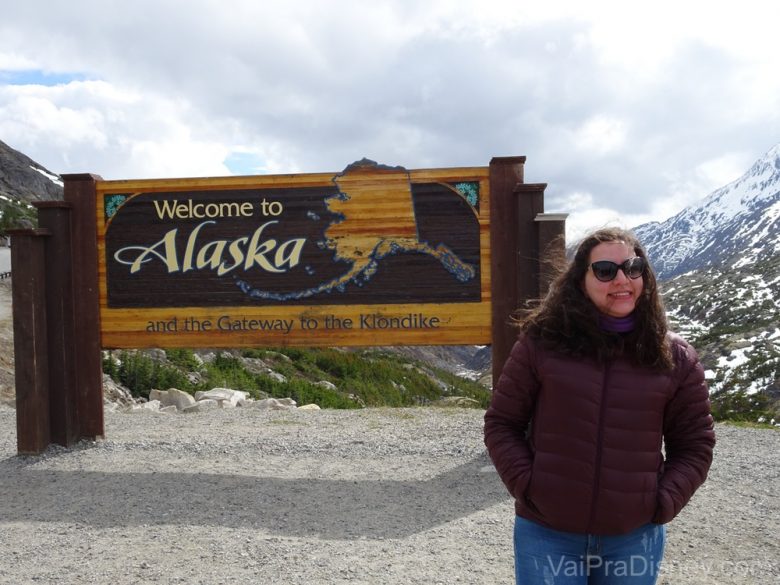 Foto da Monica com a placa "Welcome to Alaska" durante o Yukon Discovery Tour