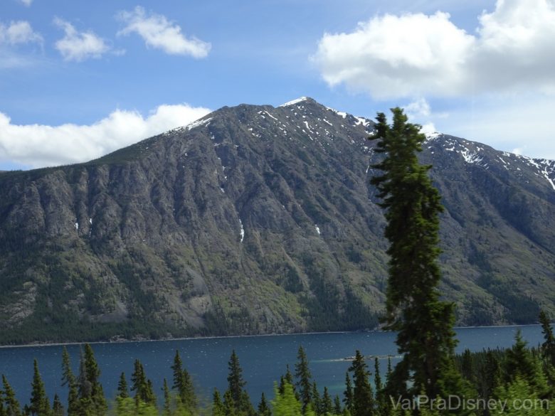 Foto da paisagem do Emerald Lake, no Alaska, durante o Yukon Discovery Tour 