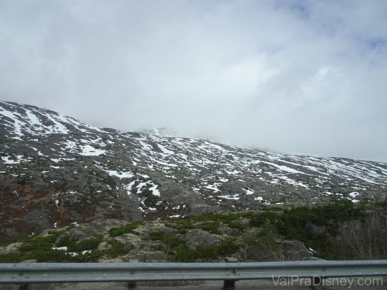 Foto de montanhas com neve durante o Yukon Discovery Tour