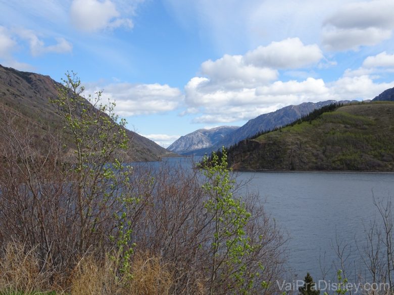 Foto da paisagem do Alaska, com o rio e as montanhas 