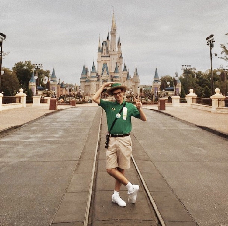 Aquela foto com o Magic Kingdom deserto, que todo mundo sonha em ter. Foto do Marcelo, da equipe do VPD, na Main Street vazia, com uniforme da Disney 