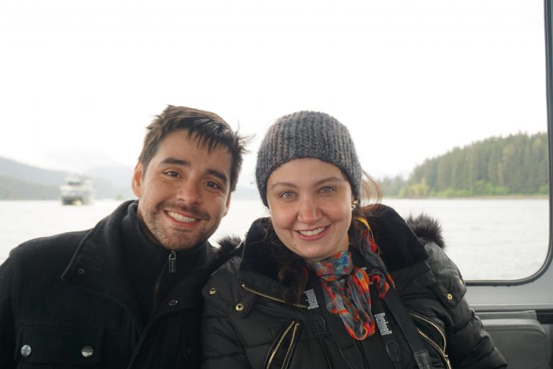 Tão difícil achar uma foto recente só nós dois hoje em dia! Praticamente todas as fotos trazem a Juju também! :) Foto da Renata e do Felipe sorrindo, com o mar ao fundo visto através de uma janela 