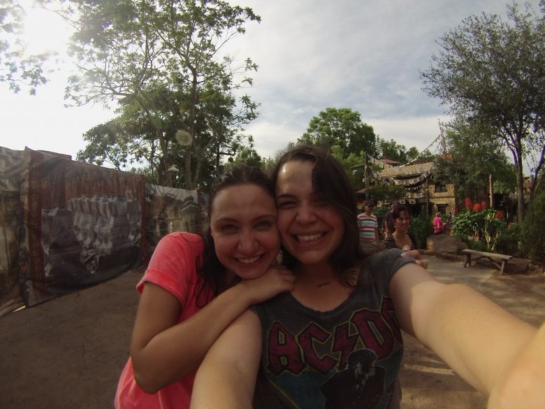 Felicidade de quem saiu ensopada do Kali River Rapids, lá no Animal Kingdom! Foto da Bia e da Renata sorrindo, com as árvores do Animal Kingdom ao fundo 