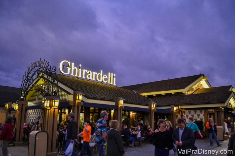 Além dos sorvetes, você também encontra chocolates Ghirardelli a venda no Disney Springs. Na lojinha, muitas vezes eles dão uma amostra de graça. ;)