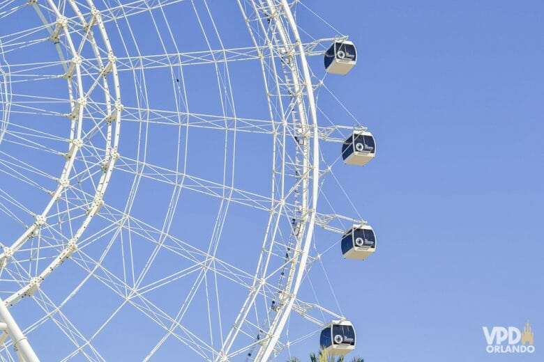 Imagem da The Wheel, a roda gigante do ICON Orlando, com o céu azul ao fundo. 