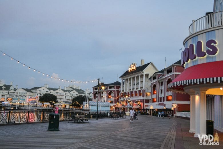 Imagem dos restaurantes do BoardWalk, já iluminados ao entardecer - essa área fica no hotel BoardWalk Inn. 