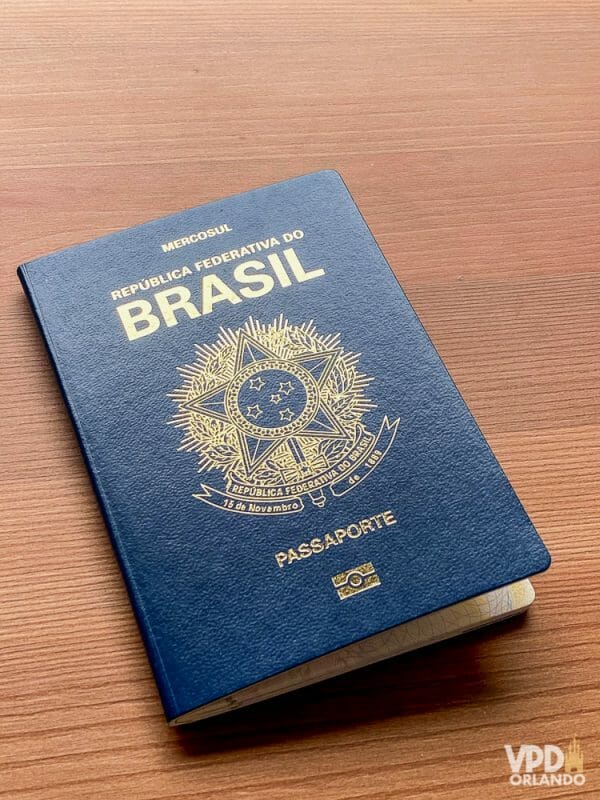 Passaporte brasileiro em azul, um gasto que não tem como economizar para viajar.