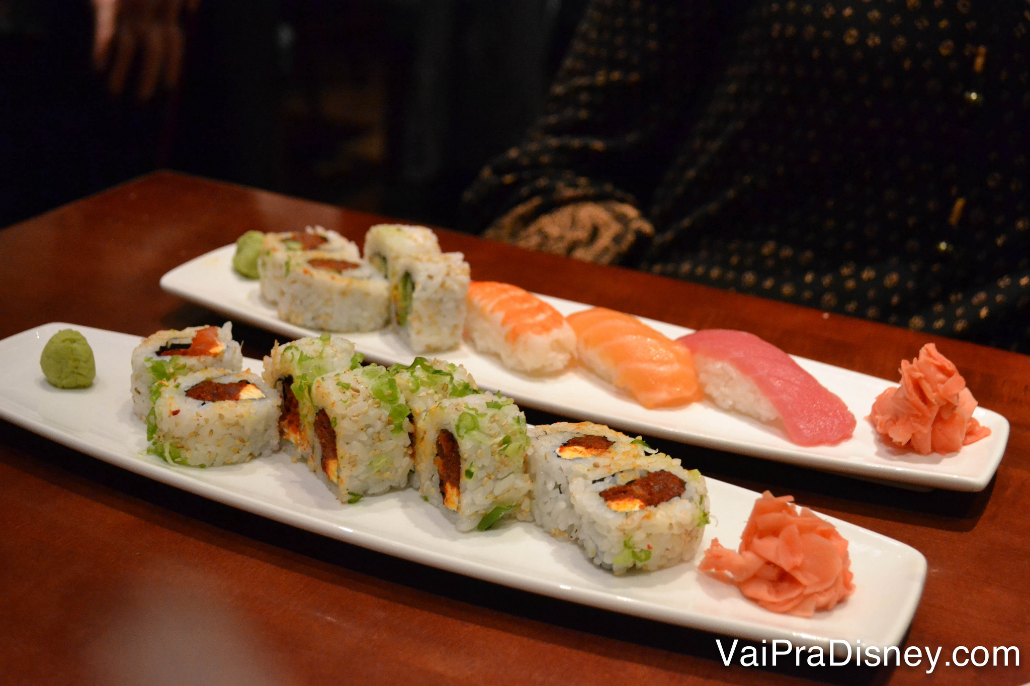 Foto de 2 pratos com os cos combinados de sushi do Tokyo Dining. Alguns são bem apimentados