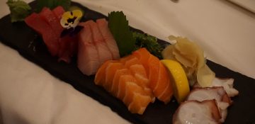 Foto de um prato de comida japonesa, com sashimi de polvo e diferentes tipos de sashimi de peixe