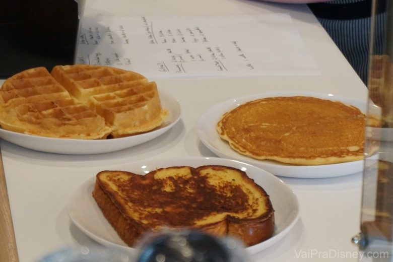 As opções mais tradicionais de café da manhã americano também estão presentes na praça do Aventura. 