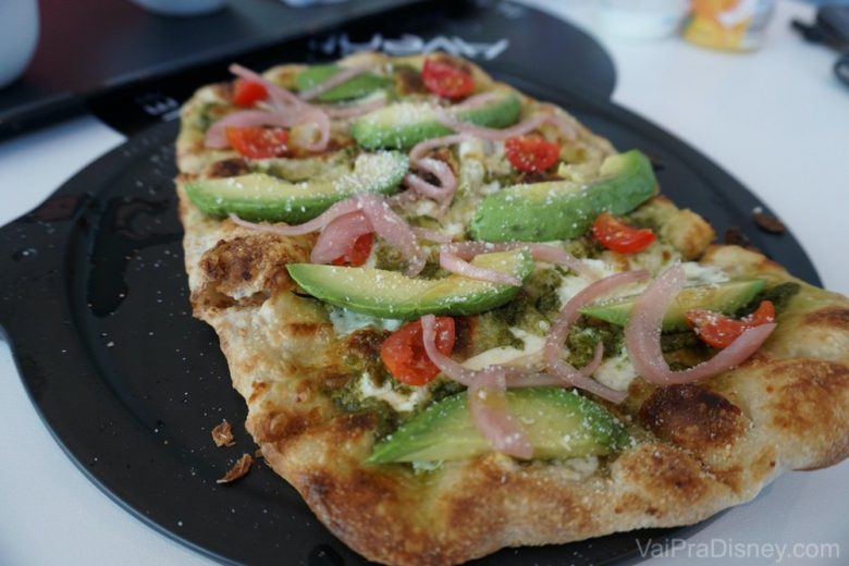 Essa avocado toast era quase uma pizza e estava sensacional! Pedimos no café da manhã mas comeria em qualquer refeição. Foi sem dúvida o item que mais amamos do cardápio.