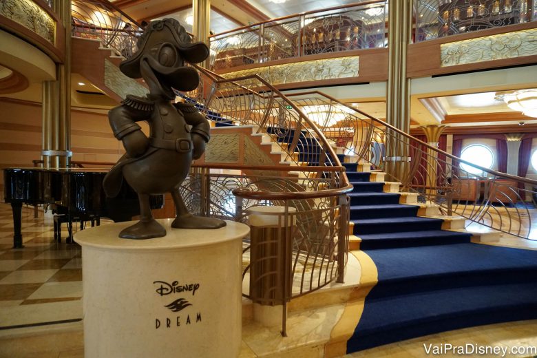 Cada navio tem suas características próprias, a começar pela estátua do átrio. Esse Donald fica no Disney Dream.