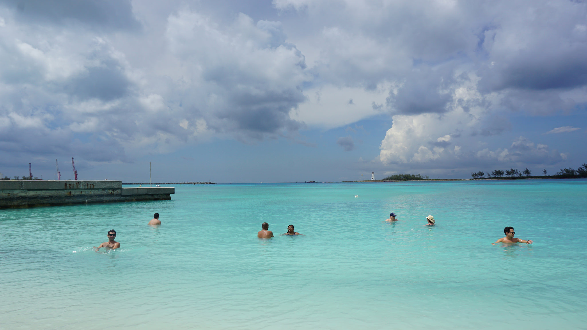 Foto do mar azul turquesa de Junkanoo, uma praia pública de Nassau pertinho de onde para o navio.