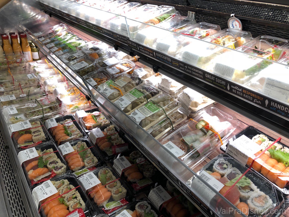 Foto de diversas opções de embalagens de sushi à venda em um supermercado 