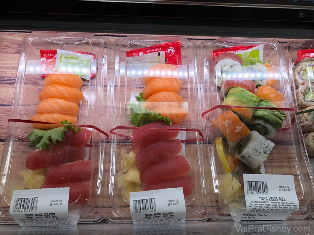 Foto de algumas embalagens de sushi à venda no Whole Foods 