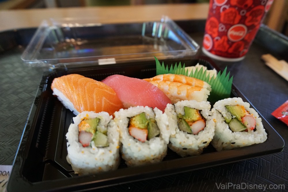 Foto do combinado de sushi do Katsura Grill, não muito grande 