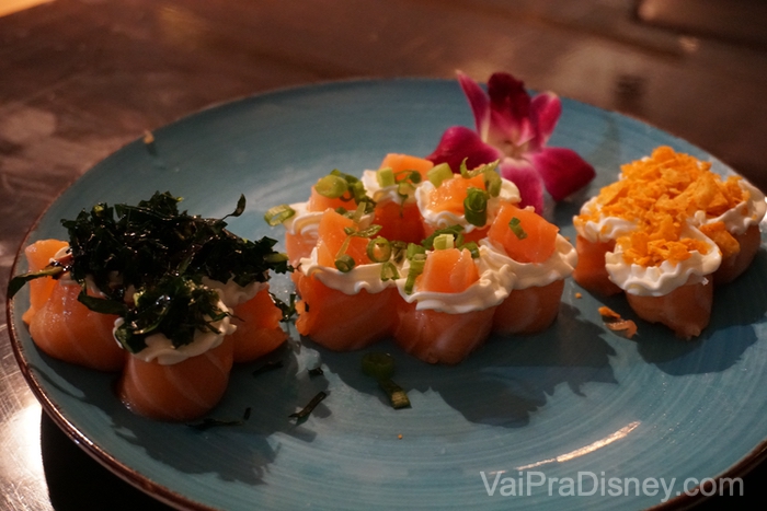 Sushi com couve, temaki, hot roll e shimeji no Hidden Sushi de Orlando 