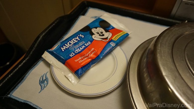 Foto do sanduíche de sorvete do Mickey sendo entregue no room service  