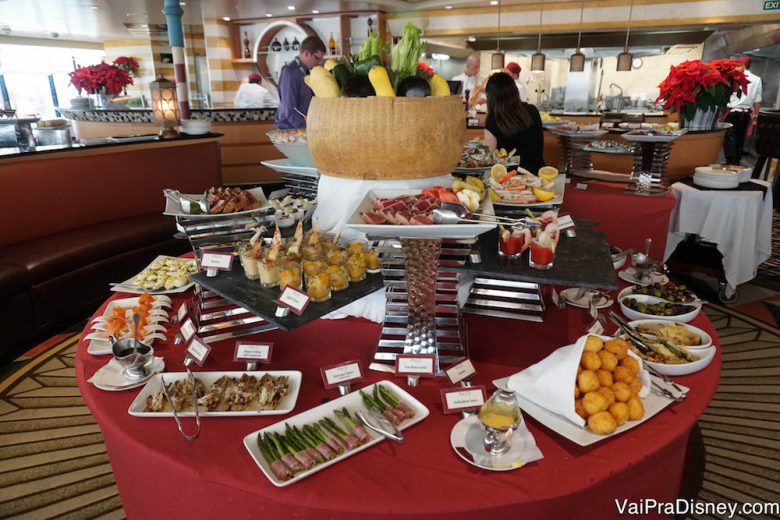 Foto da mesa cheia de opções em uma das refeições pagas à parte no cruzeiro da Disney, o brunch do Palo 